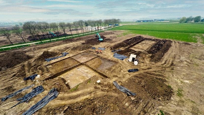 Persfoto opgraving van het heiligdom op Medel