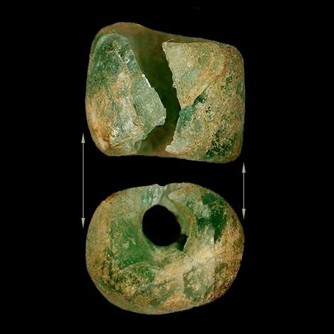 Groene glazen kraal in het zwart 4000 jaar oud