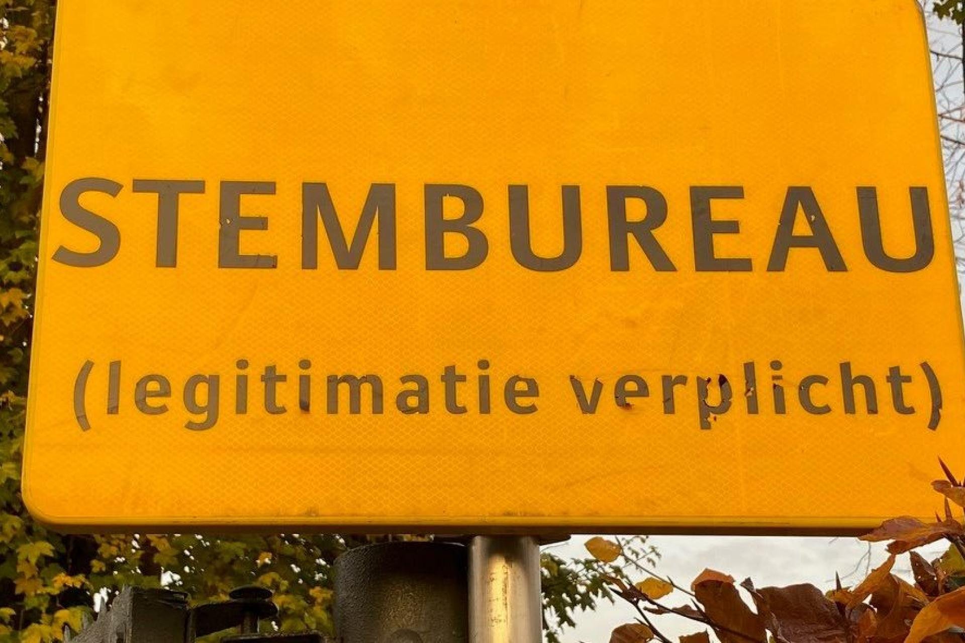 Geel/oranje bord met tekst Stembureau